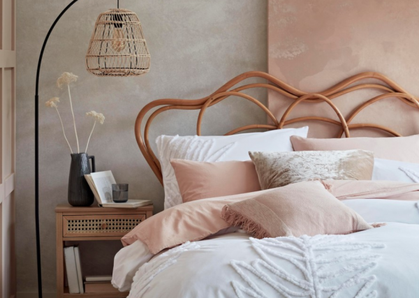 Kamar dengan nuansa merah muda lembut dan dekorasi bunga yang manis